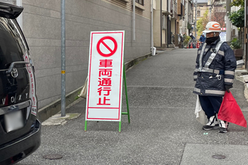 神戸市内でのガス管取替工事に伴う交通誘導警備スタッフの写真2