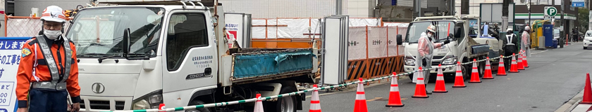 中央区のビル解体工事現場で交通誘導中の警備員1