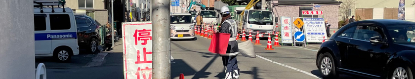 堺市内のガス管施設工事現場で交通誘導中の警備員1