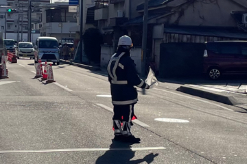 堺市内のガス管施設工事現場で交通誘導中の警備員2