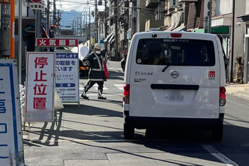 東大阪市内のガス管取替工事現場で交通誘導中の警備員2