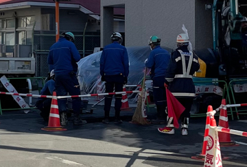 東大阪市内のガス管取替工事現場で交通誘導中の警備員3