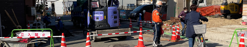 堺市のガス管取り替え事現場で交通誘導中の警備員1