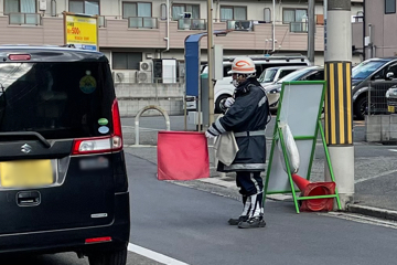 茨木市のガス管敷設工事現場で交通誘導中の警備員2