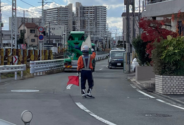 茨木市のガス管敷設工事現場で交通誘導中の警備員3