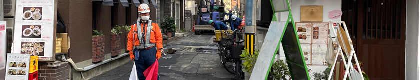 神戸市内でのガス管取替工事に伴う交通誘導警備スタッフの写真1