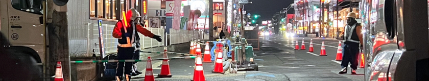 守口市の電線共同溝工事現場で交通誘導中の警備員1