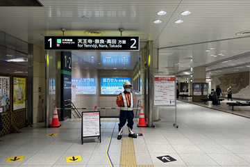 JR難波駅で駅の設備工事を警備中の警備員
