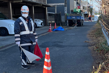 堺市のガス管取工事現場で交通誘導中の警備員2