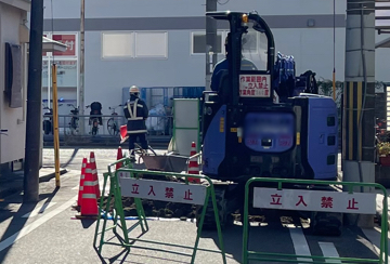 堺市のガス管取工事現場で交通誘導中の警備員3