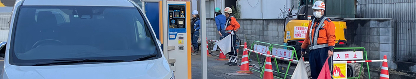 吹田市内のガス管撤去工事現場で交通誘導中の警備員1