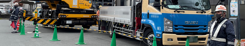 高槻市のクレーン搬出現場で交通誘導中の警備員1