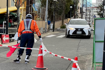 神戸市内のガス管取取り替え事現場で交通誘導中の警備員2