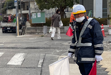 神戸市内のガス管取取り替え事現場で交通誘導中の警備員3