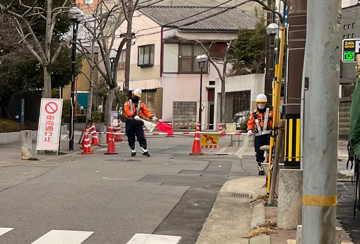 神戸市内のガス管取取り替え事現場で交通誘導中の警備員4