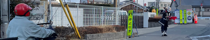 京都市の橋梁下の配管足場架設現場で交通誘導中の警備員1
