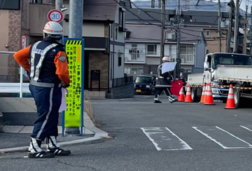 京都市の橋梁下の配管足場架設現場で交通誘導中の警備員4