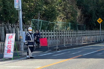 堺市内のガス管取取り替え事現場で交通誘導中の警備員6