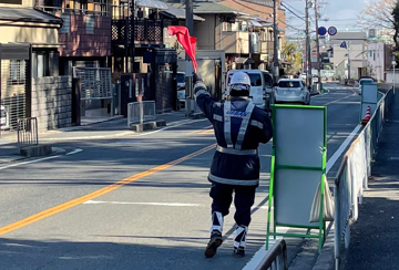 堺市内のガス管取取り替え事現場で交通誘導中の警備員8