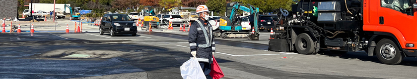 鶴見区の駐車場舗装工事現場で交通誘導中の警備員1