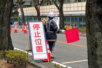 尼崎市内のガス管取取り替え事現場で交通誘導中の警備員2