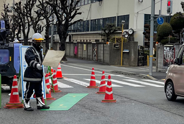 尼崎市内のガス管取取り替え事現場で交通誘導中の警備員3