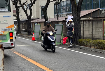 尼崎市内のガス管取取り替え事現場で交通誘導中の警備員4
