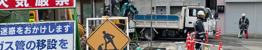 神戸市のガス管移設工事現場で交通誘導中の警備員1