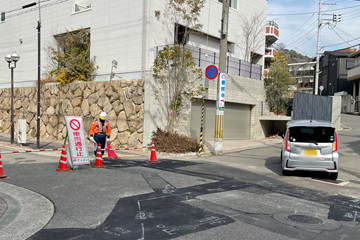 神戸市のガス管移設工事現場で交通誘導中の警備員2