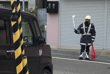 神戸市のガス管移設工事現場で交通誘導中の警備員3