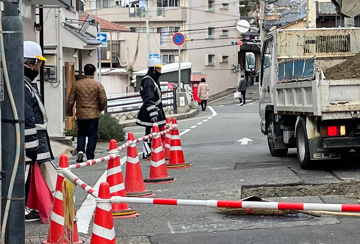 神戸市のガス管移設工事現場で交通誘導中の警備員4