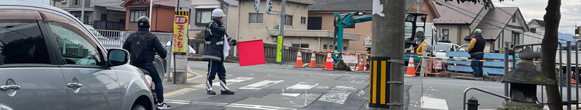 京都市内の橋梁下ガス管取替工事現場で交通誘導中をする警備員1
