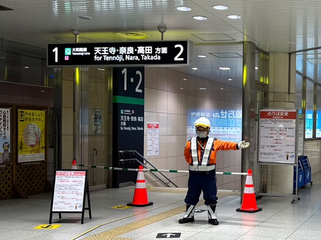 JR難波駅で駅の設備工事で誘導警備をする弊社の警備員2