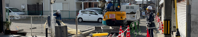 堺市内のガス管取替工事現場で交通誘導中の警備員1