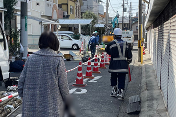 堺市内のガス管取替工事現場で交通誘導中の警備員2