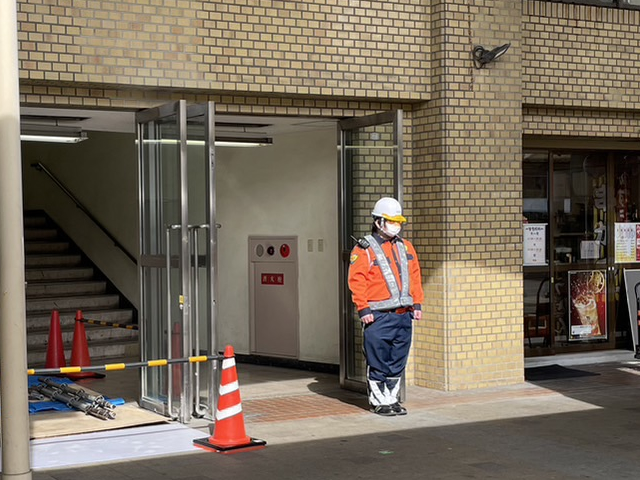 JR吹田駅で耐震工事の警備にあたる警備員