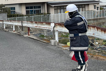 藤井寺市内のガス管取取り替え事現場で交通誘導中をする警備員3