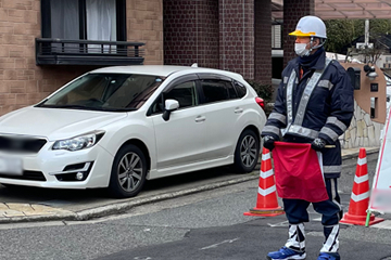 堺市のガス管取替工事現場で交通誘導警備をする警備員10