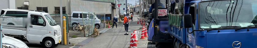 兵庫県伊丹市でのカス管新設工事で交通誘導警備中の警備員