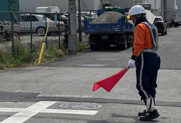 兵庫県伊丹市でのカス管新設工事で交通誘導警備中の警備員3