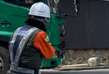 兵庫県伊丹市でのカス管新設工事で交通誘導警備中の警備員4