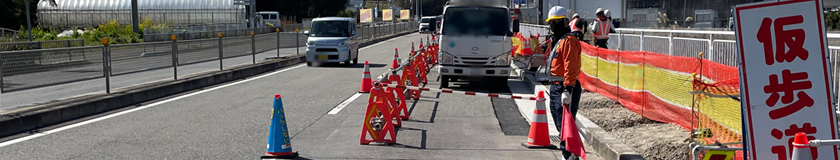 和泉市の交差点改良工事現場で交通誘導警備中の警備員