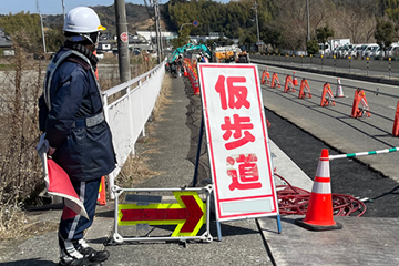 和泉市の交差点改良工事現場で交通誘導警備中の警備員2