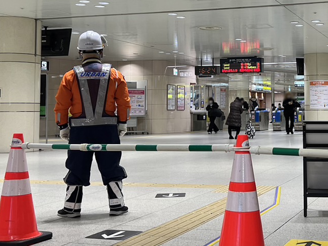 JR難波駅で駅の設備工事で誘導警備をする弊社の警備員4