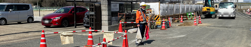 奈良県内のガス管新設工事現場で交通誘導中の警備員1