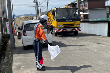 奈良県内のガス管新設工事現場で交通誘導中の警備員2