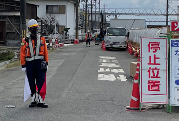 奈良県内のガス管新設工事現場で交通誘導中の警備員3