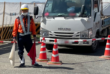 奈良県内のガス管新設工事現場で交通誘導中の警備員4