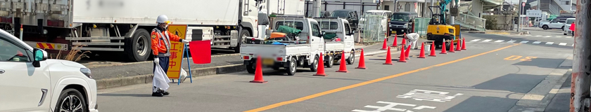 高槻市の街渠補修工事伴う交通誘導中の警備員