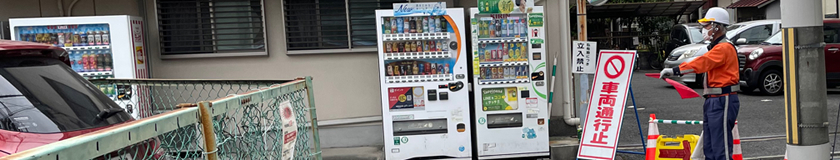 守口市の下水道取付管と給水管引込工事現場での交通誘導中の警備員1